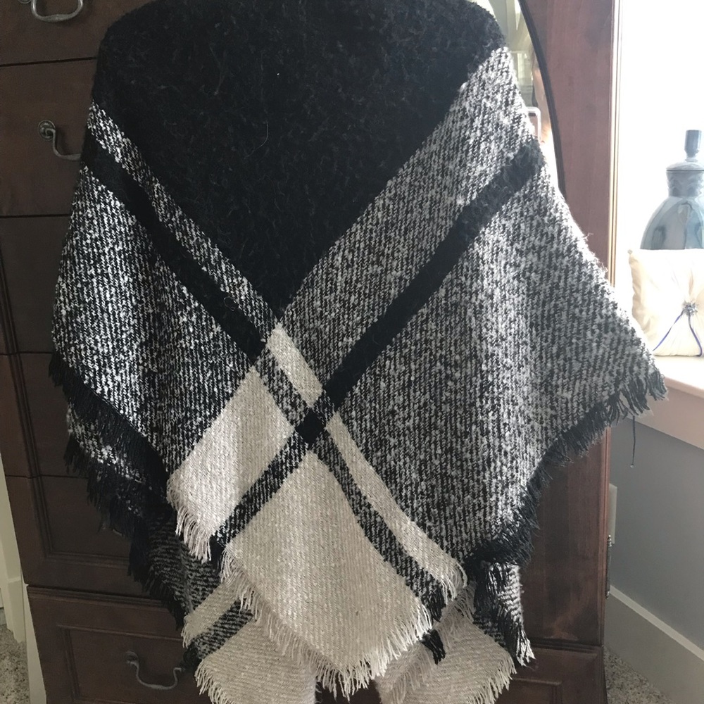 Black and white full shawl / wrap / cape